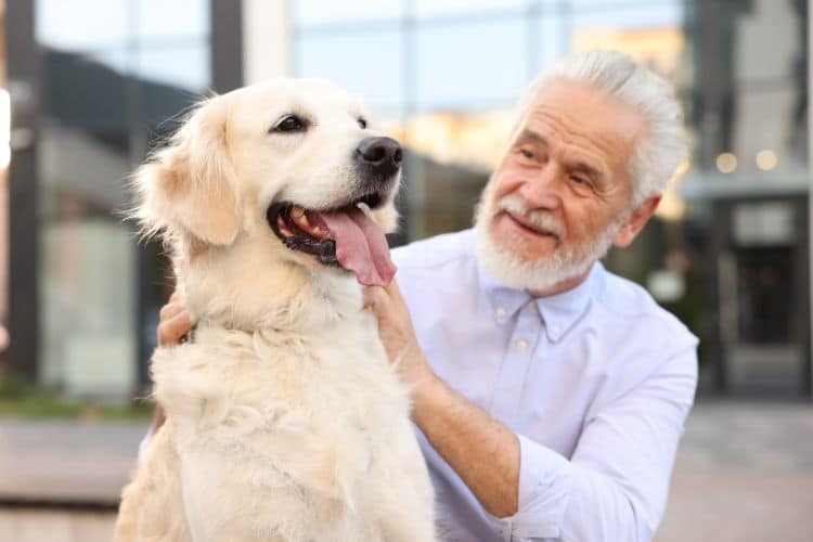 persona mayor con mascota