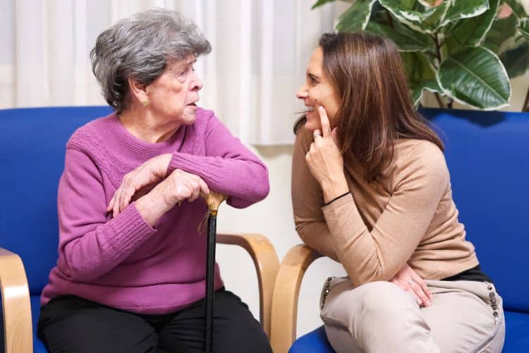 abuela con alzheimer visita de su nieta